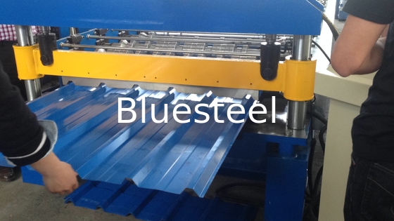 0.3-0.8 mm Spessore Macchina di modellazione a rotoli per tetti metallici 8-15 m/min Velocità di modellazione ± 2 mm Tolleranza di taglio