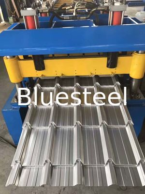 Macchina per la formazione di rotoli di piastrelle per tetto a passo trapezoidale